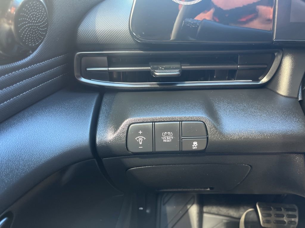 Used 2025 Hyundai Elantra SEL image 21