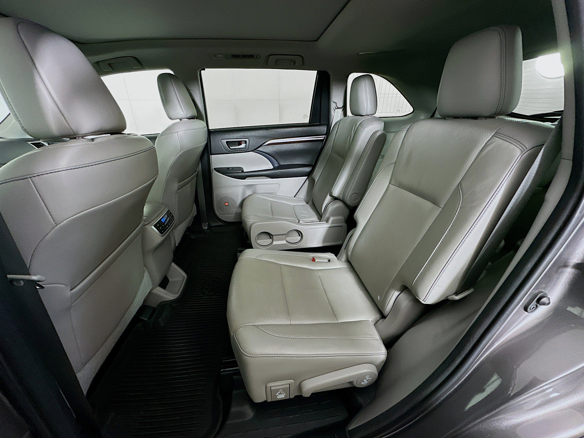 Used 2016 Toyota Highlander Limited Platinum image 30