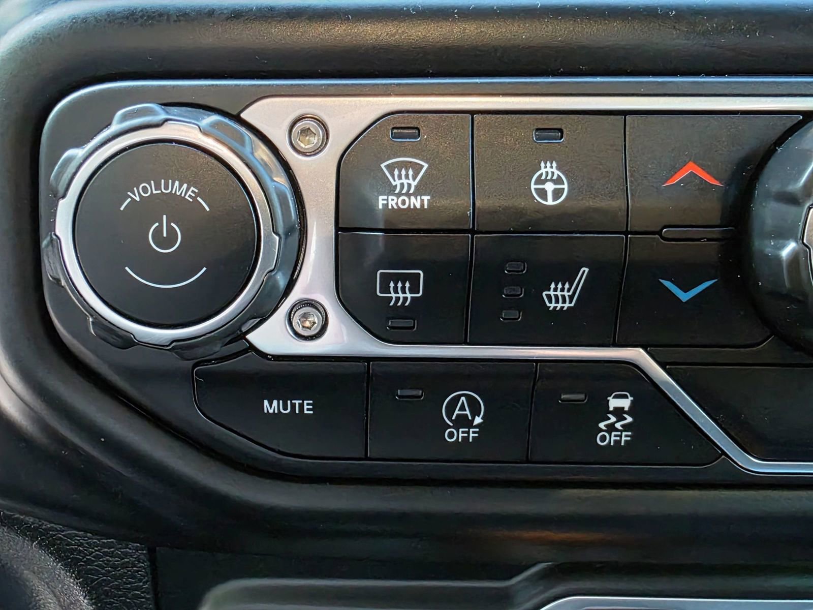 Used 2020 Jeep Gladiator Overland AWD/4WD image 15