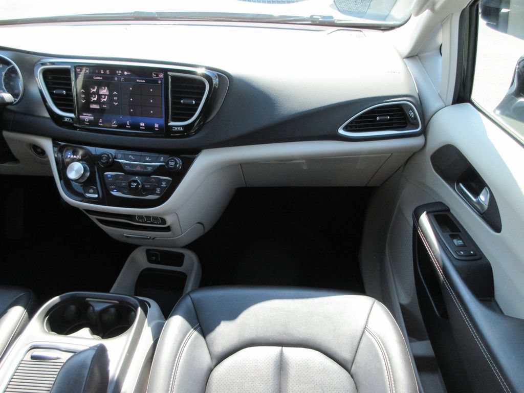 Used 2024 Chrysler Pacifica Touring-L FWD image 16