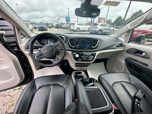 Used 2023 Chrysler Pacifica Touring-L FWD image 23