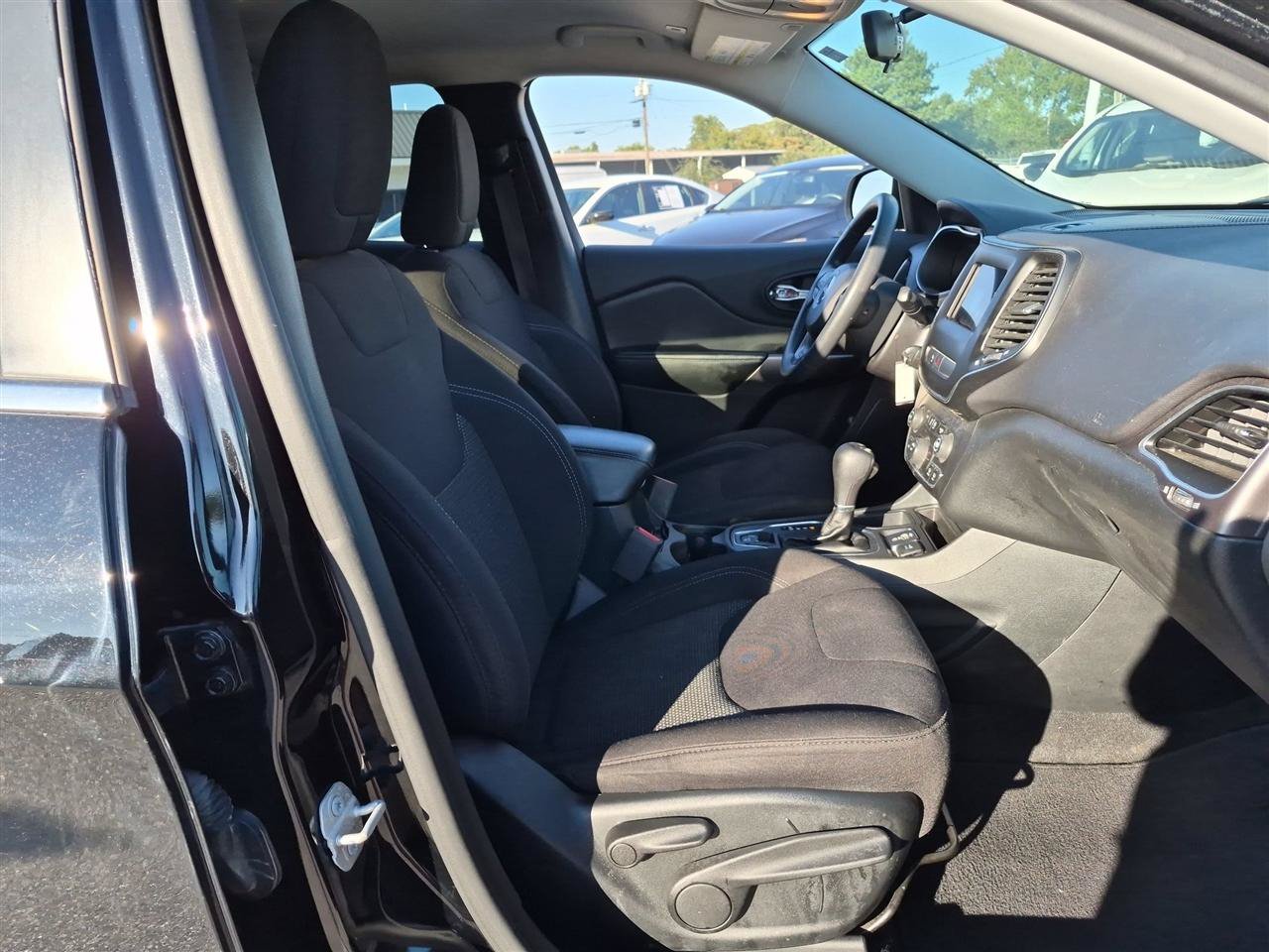 Used 2019 Jeep Cherokee Latitude w/ Popular Appearance Group FWD image 32