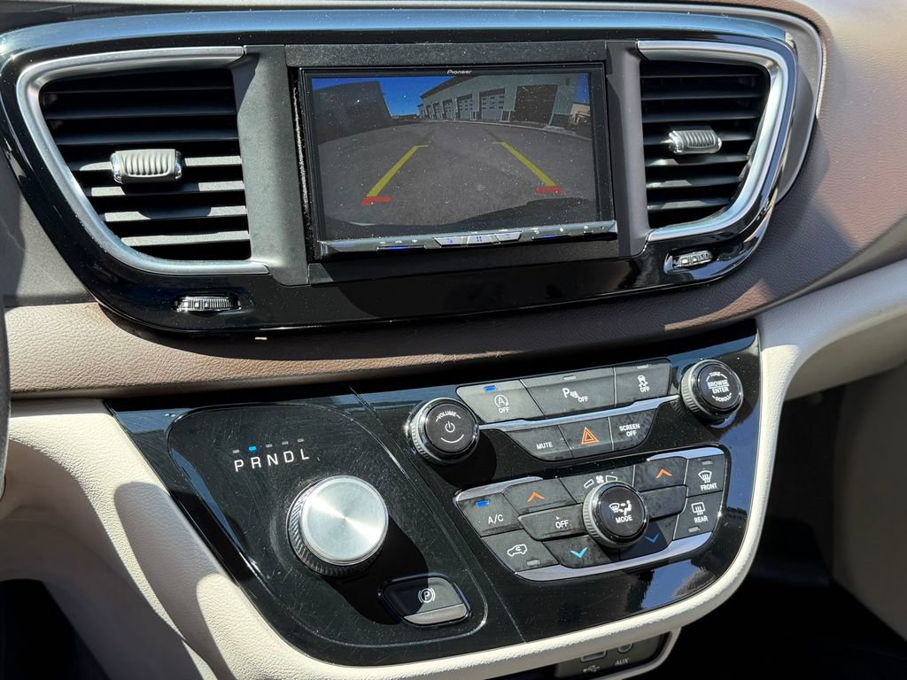 Used 2019 Chrysler Pacifica LX w/ Tire & Wheel Group FWD image 16