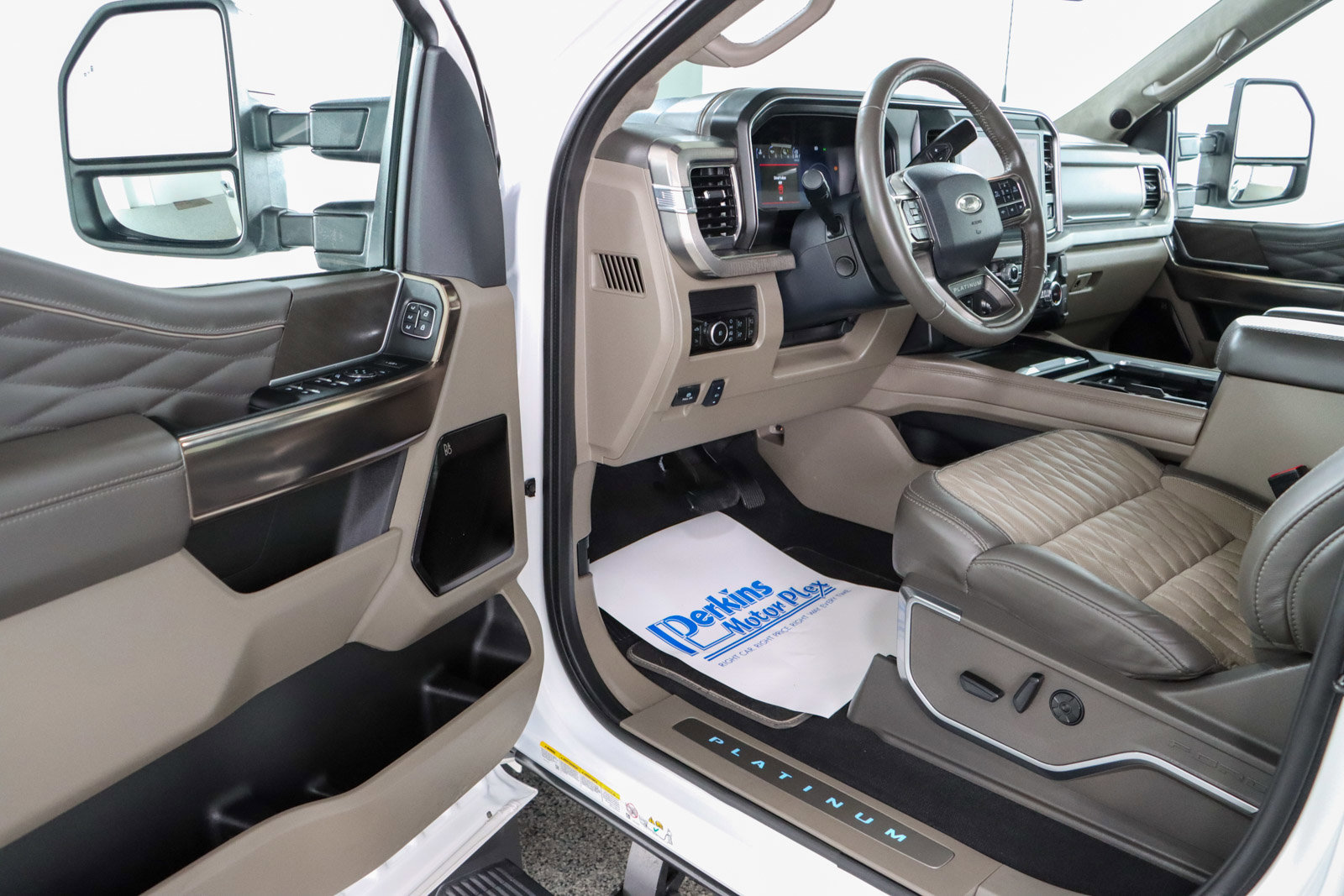 Used 2025 Ford F450 Platinum w/ Platinum Plus Package image 3