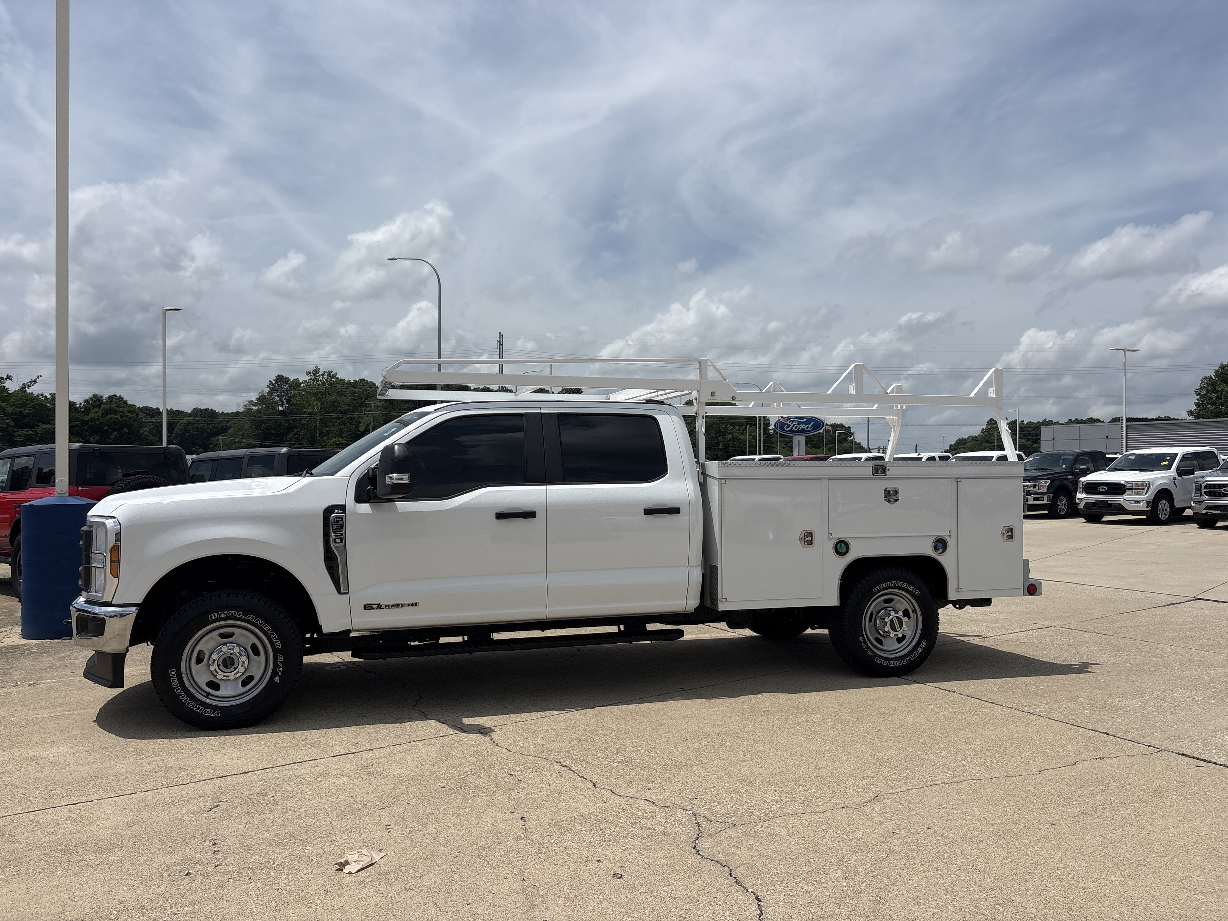 Used 2024 Ford F350 XL w/ Snow Plow/Camper Package AWD/4WD image 2