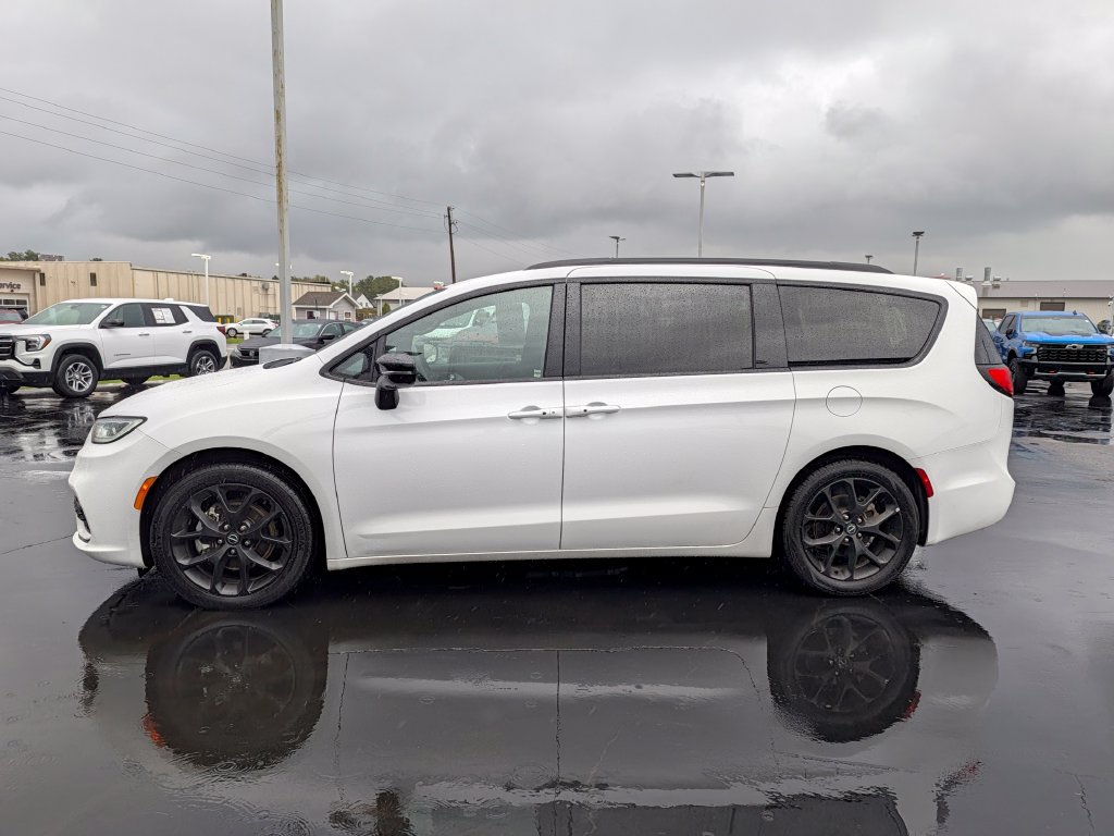 Used 2025 Chrysler Pacifica Limited FWD image 5