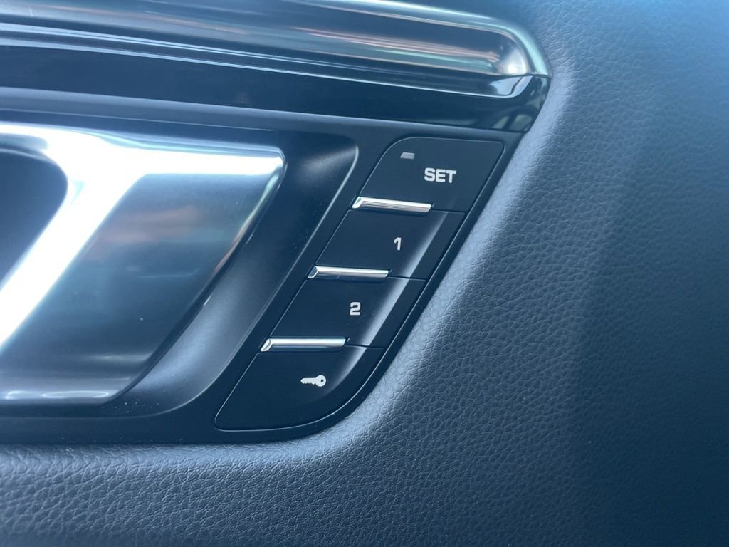 Certified 2025 Porsche Macan AWD/4WD image 30
