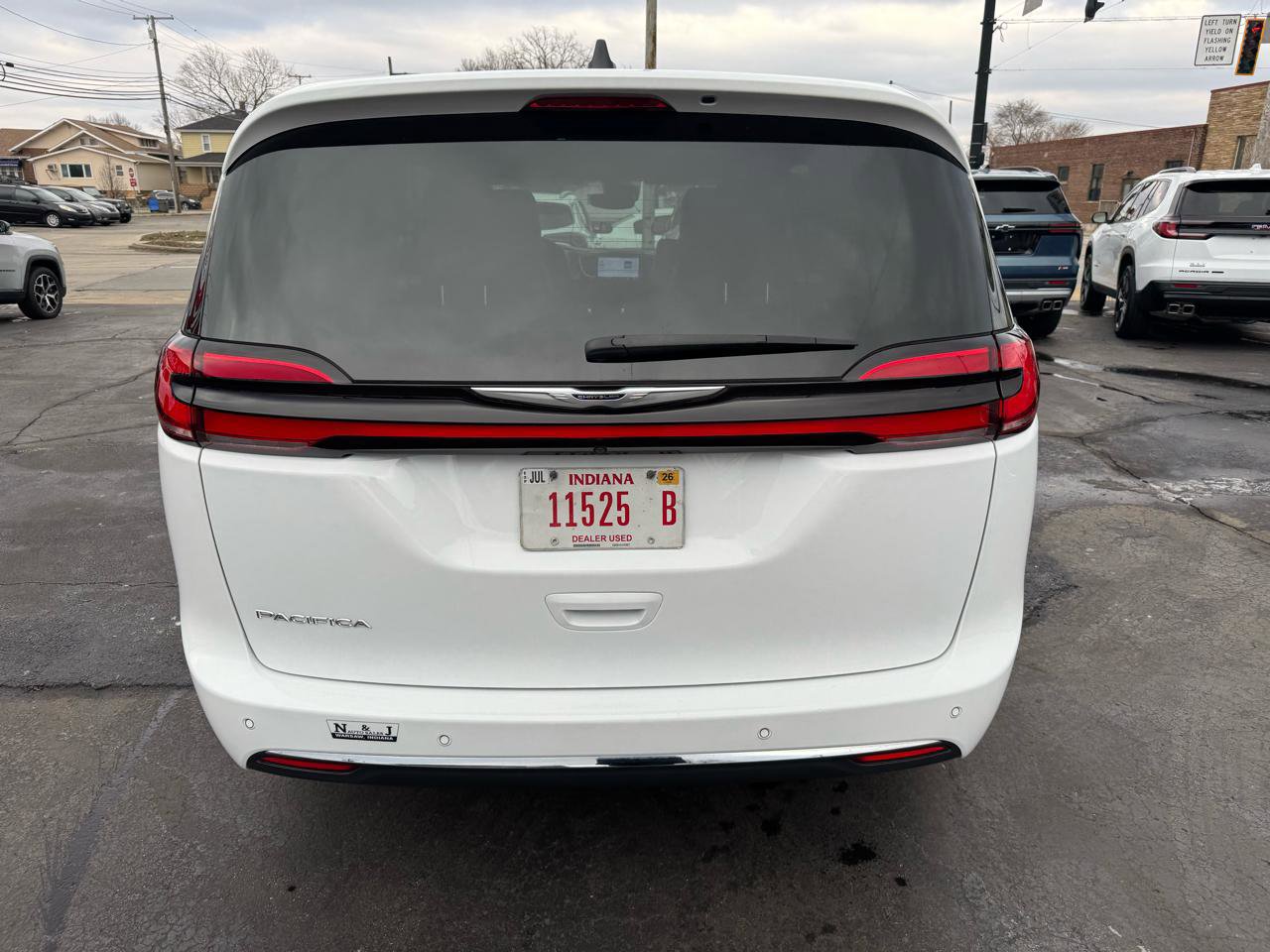 Used 2024 Chrysler Pacifica Touring-L image 6