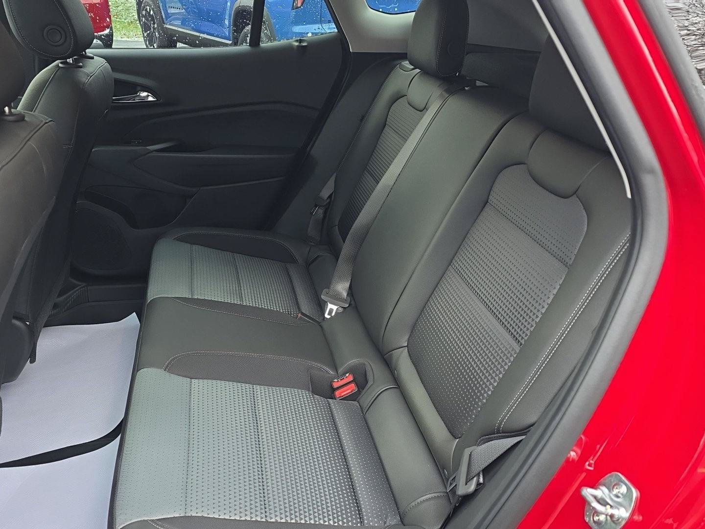 New 2026 Chevrolet Trax LT w/ Sunroof Package FWD image 17