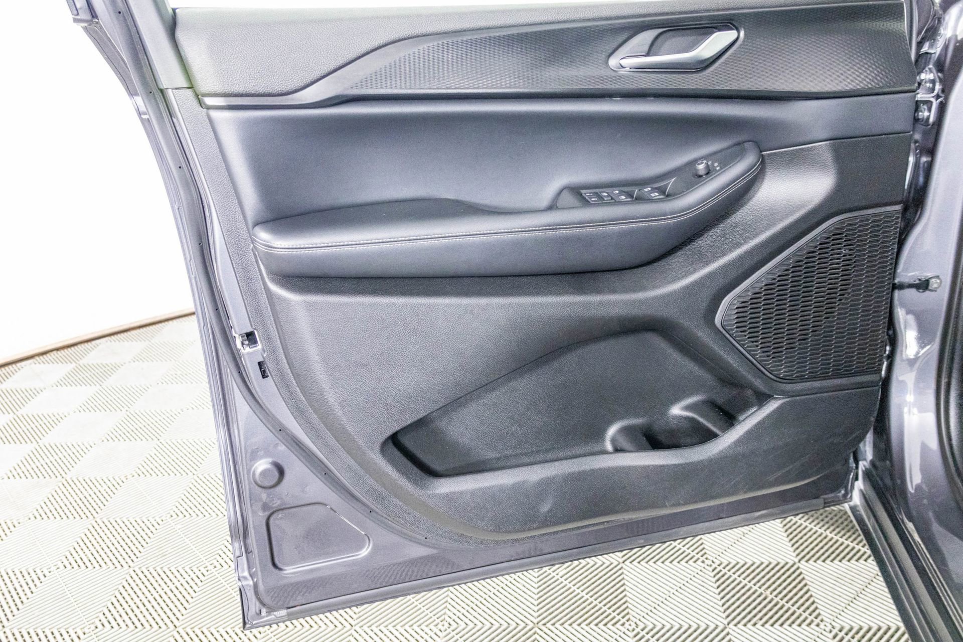 Used 2024 Jeep Grand Cherokee L Laredo w/ Luxury Tech Group I image 17