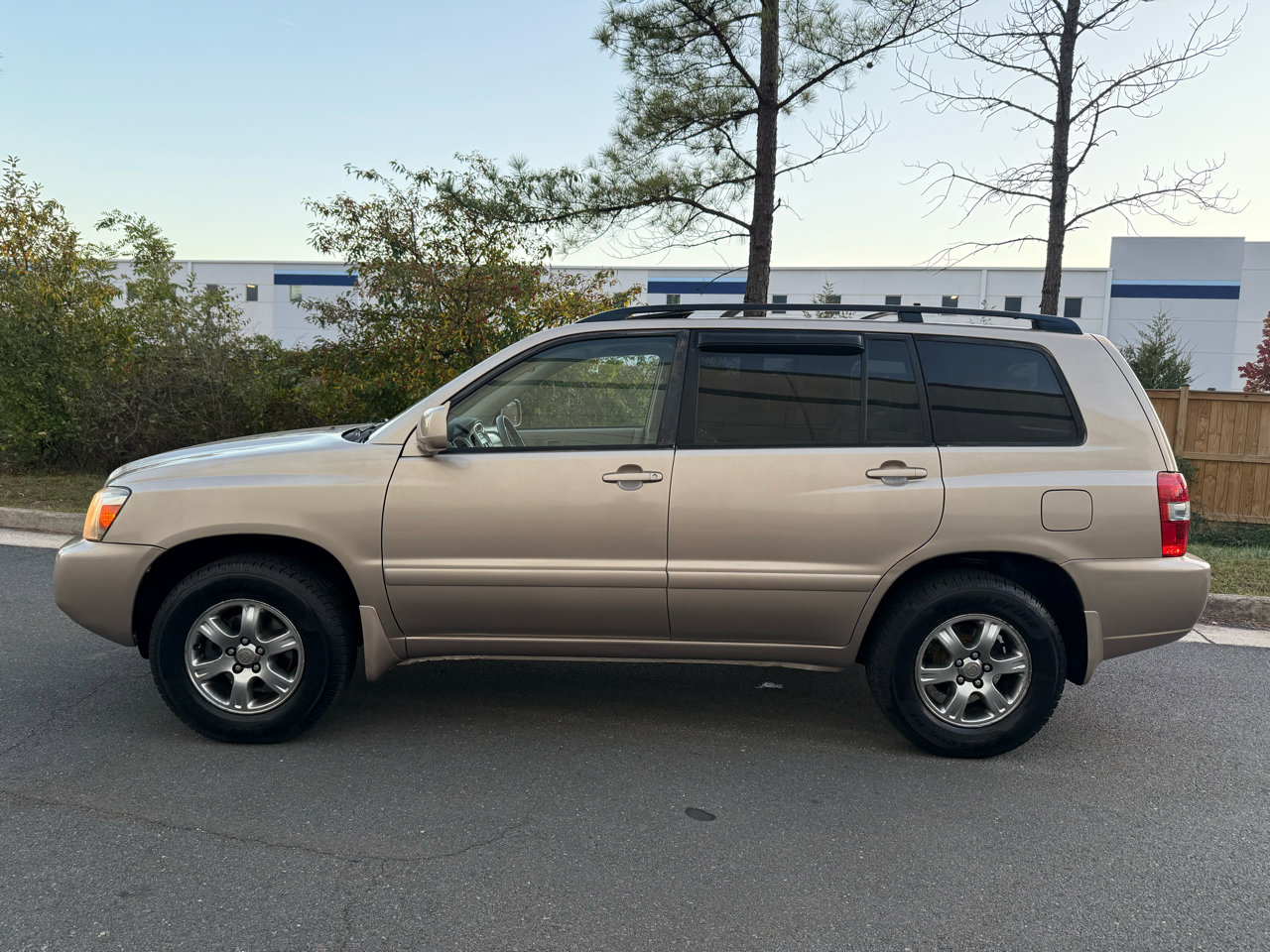 Used 2005 Toyota Highlander 4WD V6 w/ 3rd Row image 8