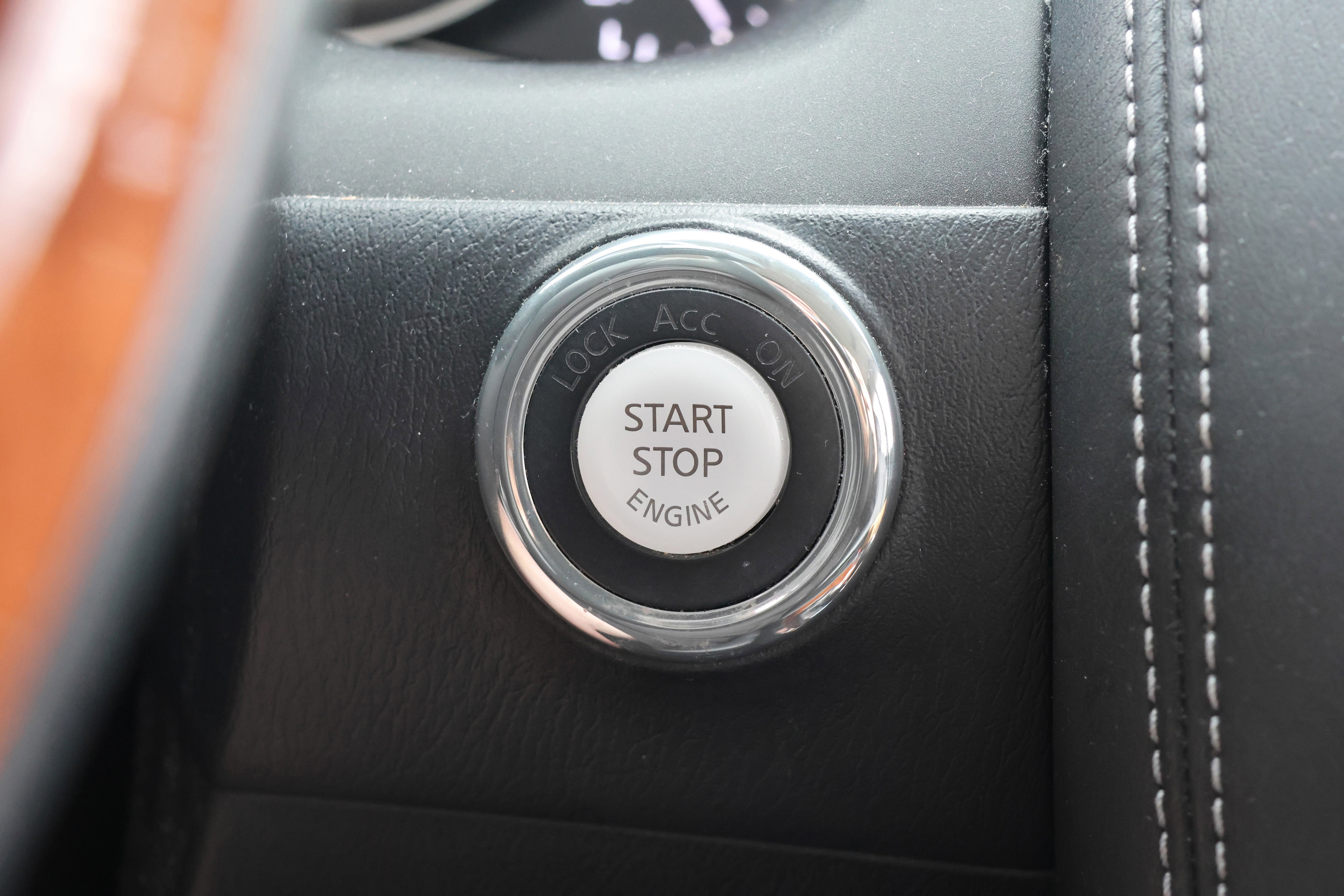 Used 2017 INFINITI QX80 2WD w/ Deluxe Technology Package image 32