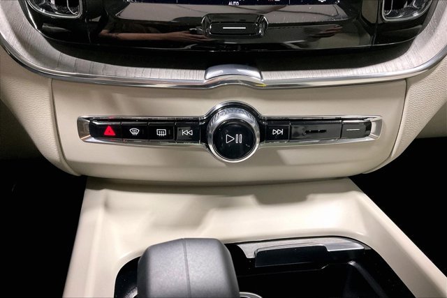 Used 2023 Volvo XC60 B5 Plus w/ Climate Package AWD/4WD image 32