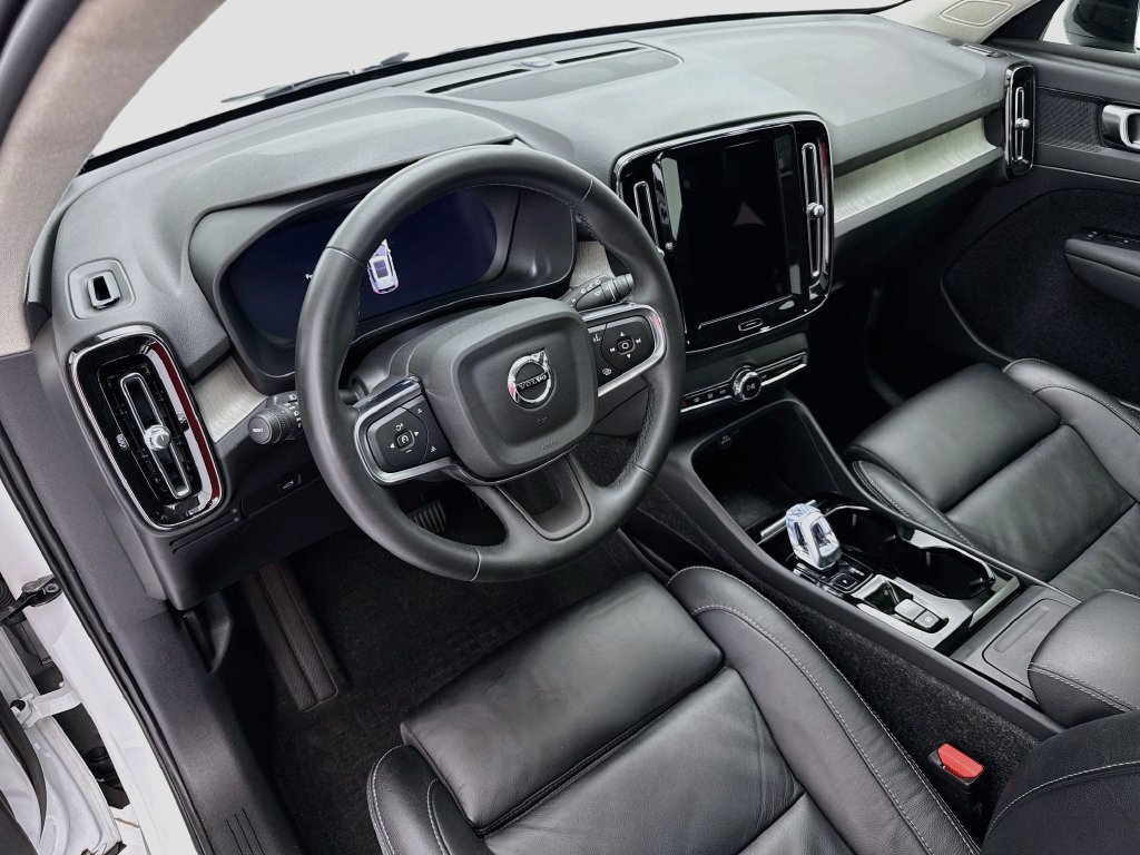 Used 2023 Volvo XC40 B5 Plus w/ Driver Assist Package AWD/4WD image 9