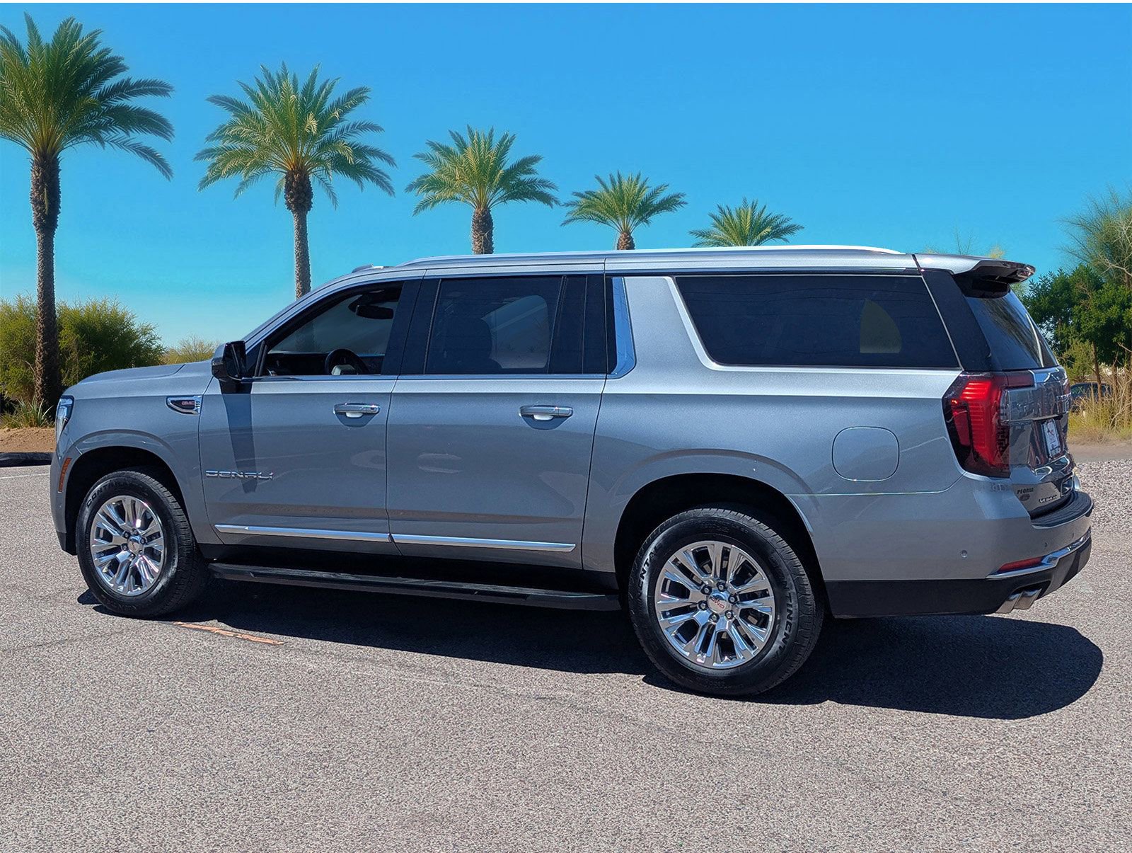 Used 2025 GMC Yukon XL Denali AWD/4WD image 3
