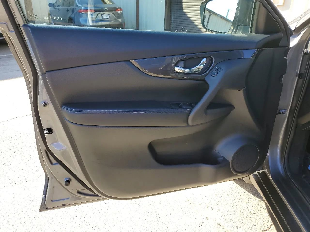 Used 2017 Nissan Rogue SV FWD image 12