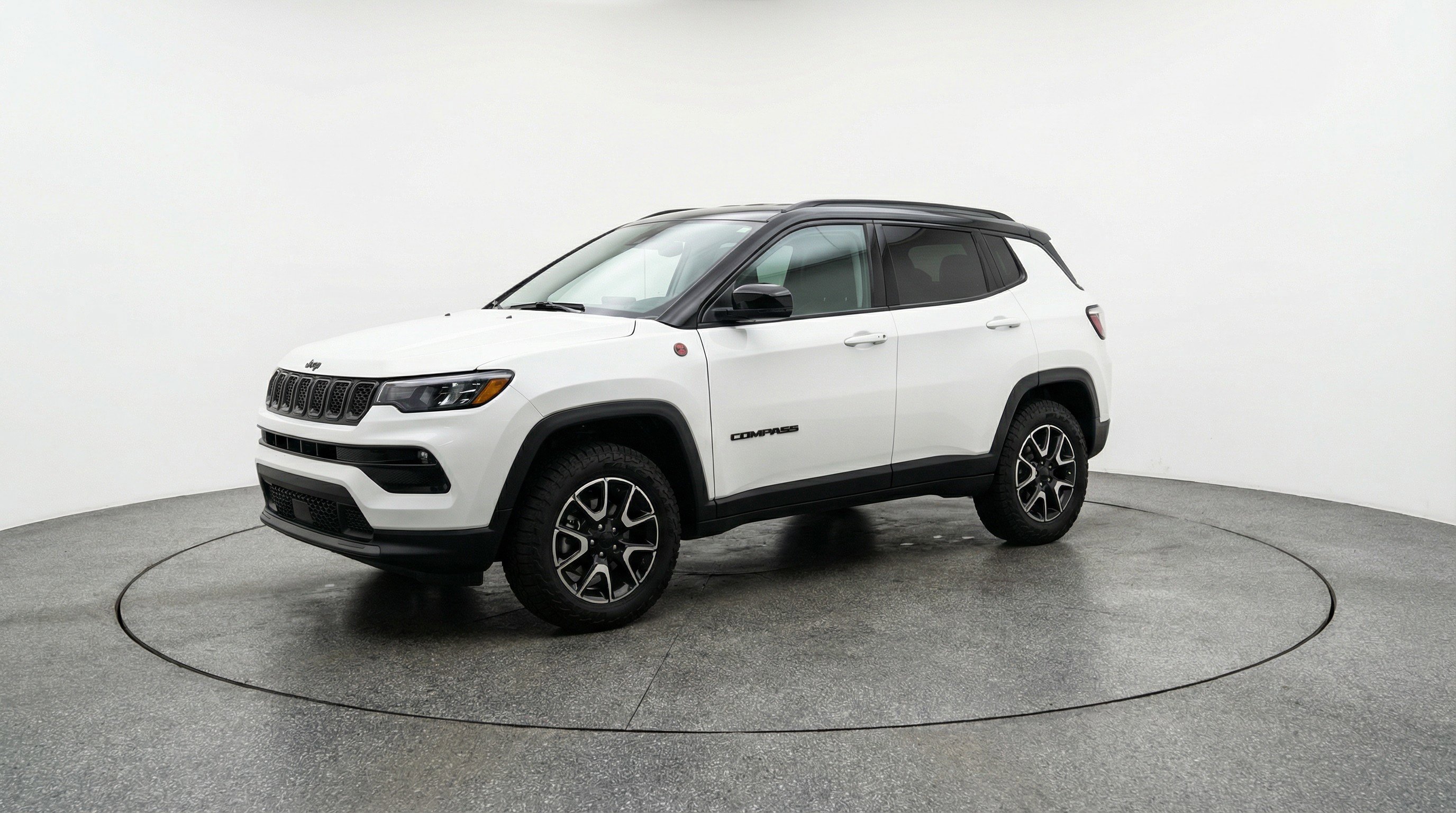 Used 2025 Jeep Compass Trailhawk image 3