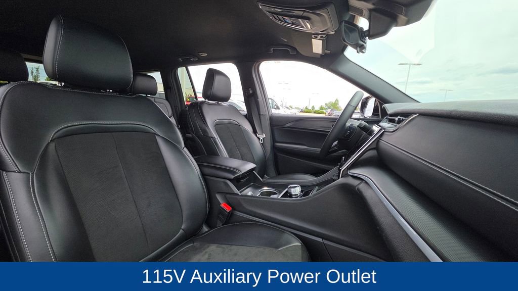 Used 2025 Jeep Grand Cherokee Altitude AWD/4WD image 13
