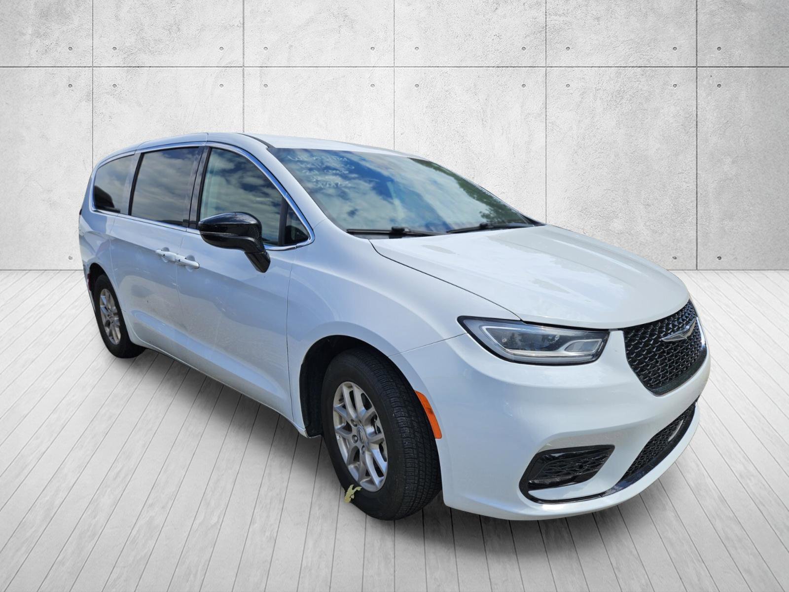 Used 2024 Chrysler Pacifica Touring-L FWD image 1