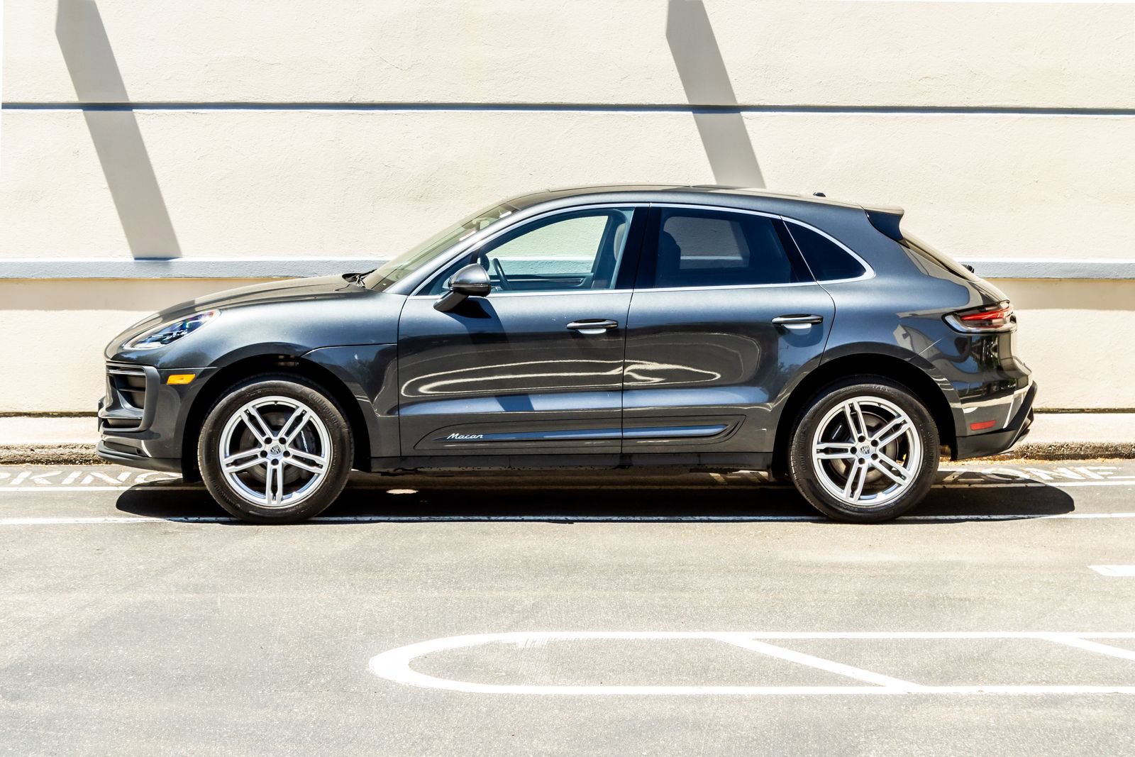 Used 2023 Porsche Macan AWD/4WD image 4