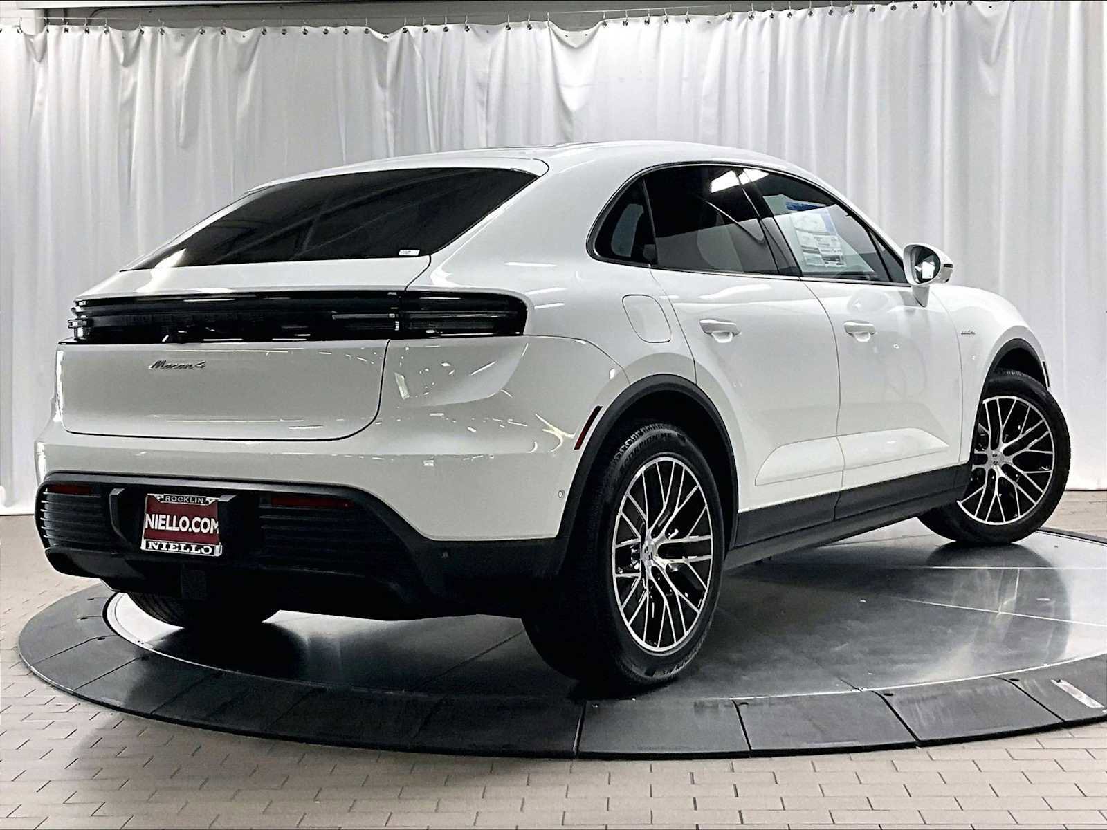 Used 2026 Porsche Macan 4 Electric image 9