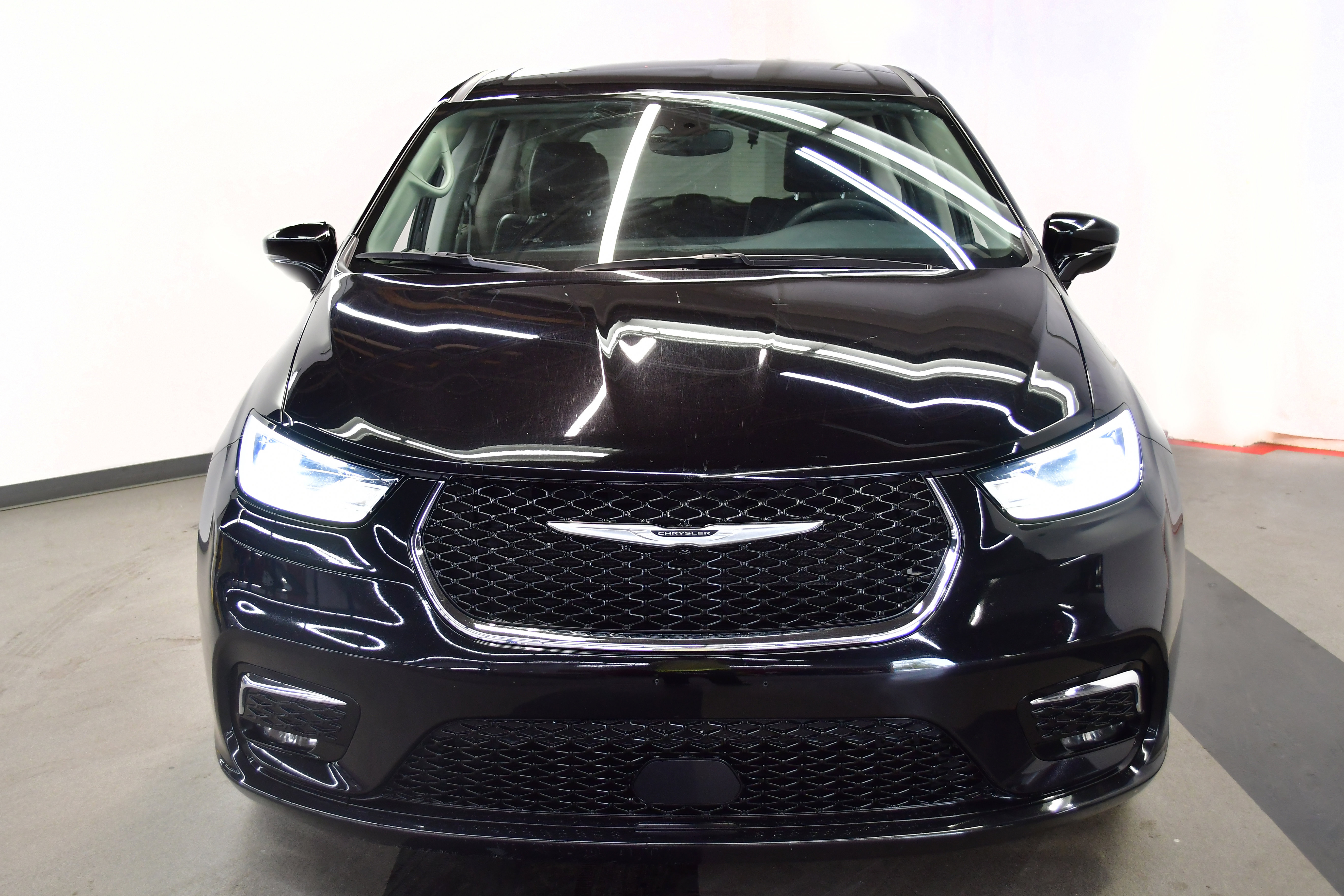 Used 2025 Chrysler Pacifica Select FWD image 3