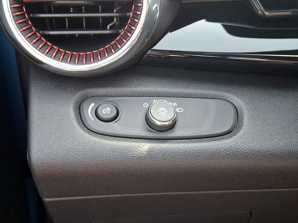 Used 2025 Chevrolet Trax RS w/ Driver Confidence Package image 22