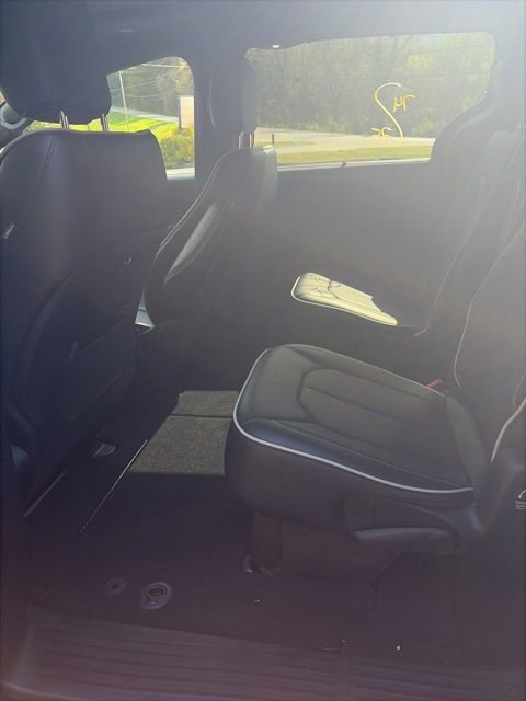 Used 2025 Chrysler Pacifica Limited image 27