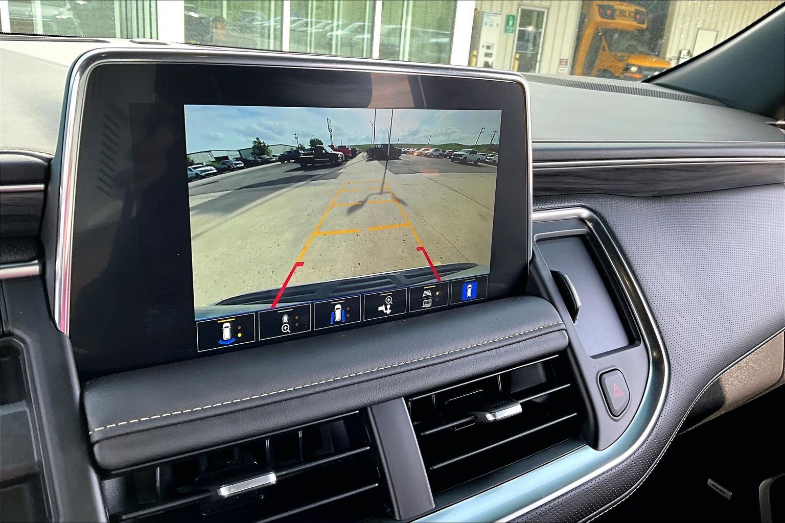 Used 2023 GMC Yukon SLT w/ SLT Luxury Package image 21