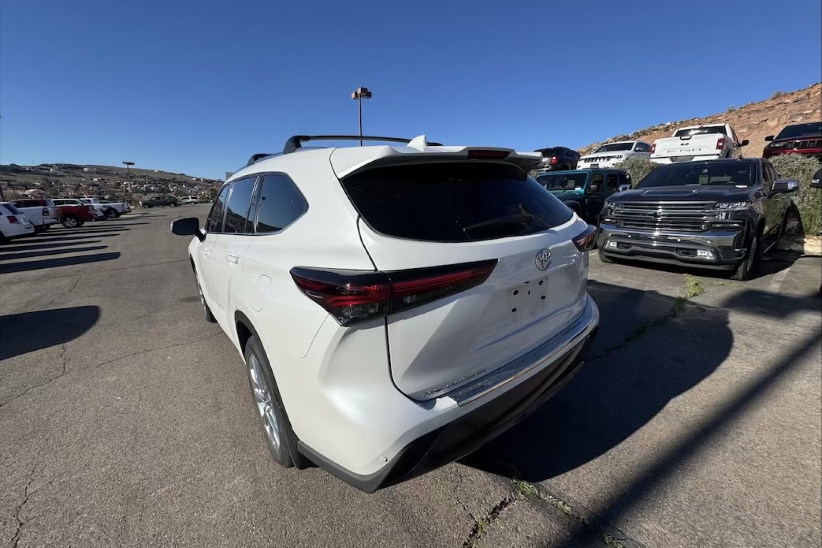 Used 2024 Toyota Highlander Limited image 3