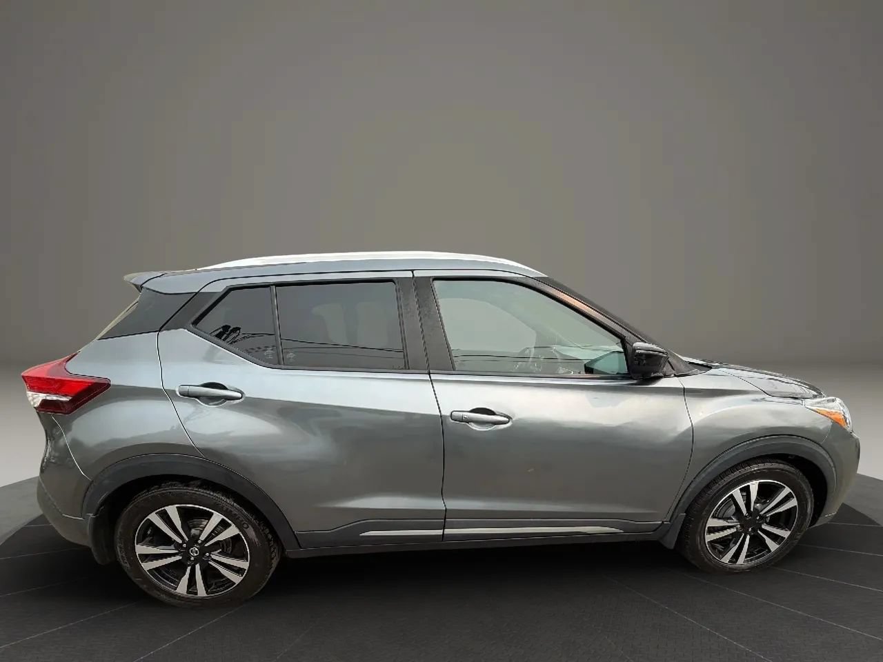 Used 2020 Nissan Kicks SR w/ SR Premium Package FWD image 4