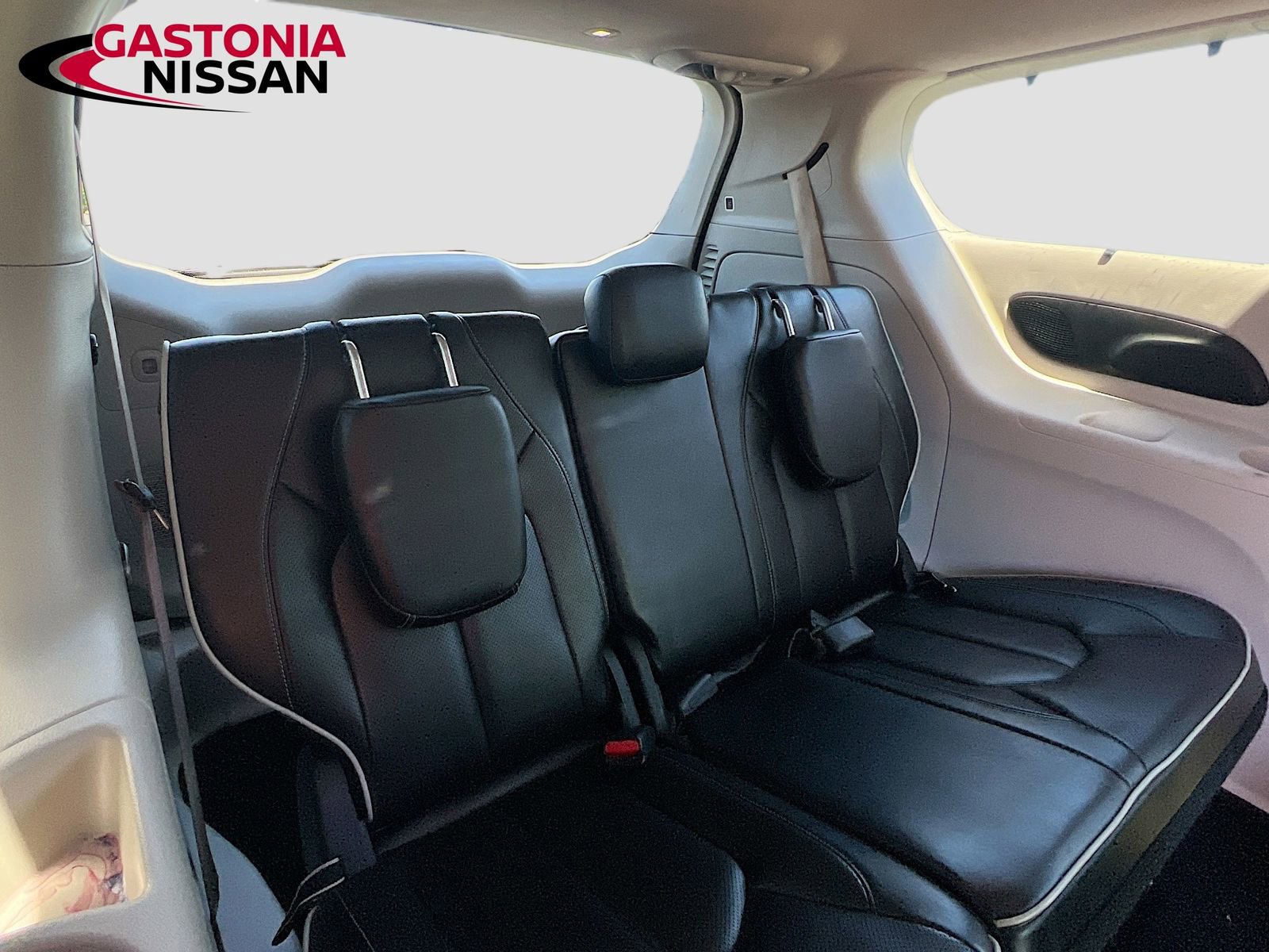 Used 2023 Chrysler Pacifica Limited FWD image 36