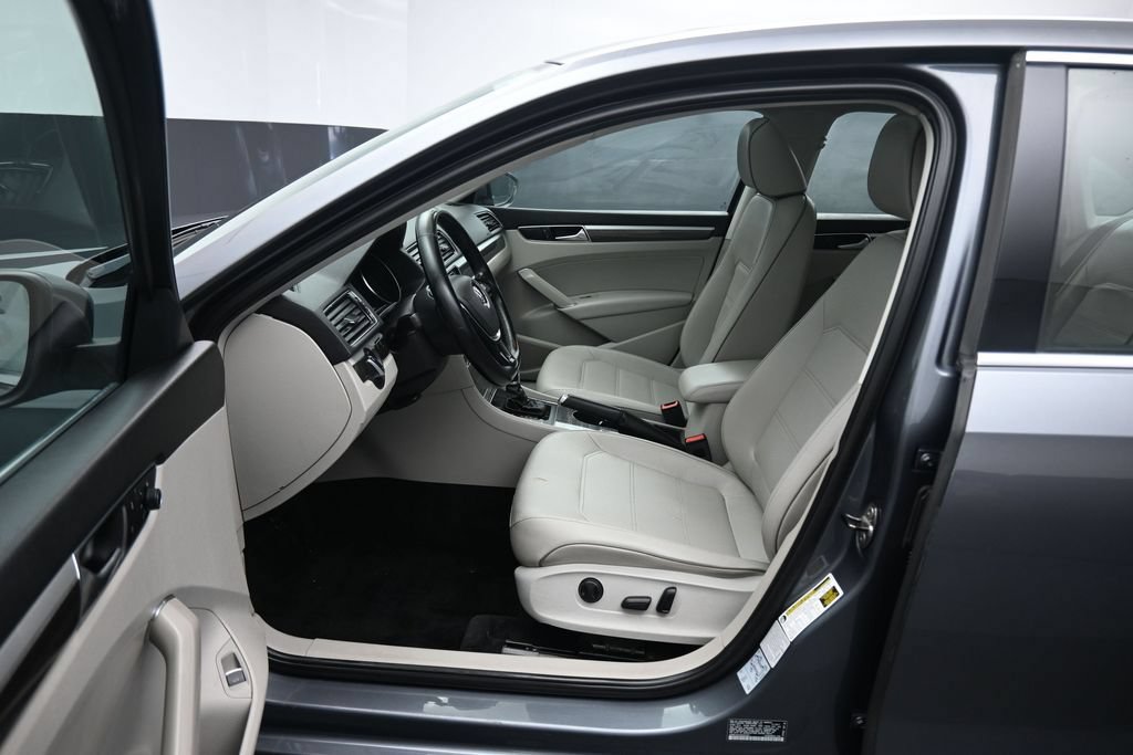 Used 2017 Volkswagen Passat 1.8T SE FWD image 12