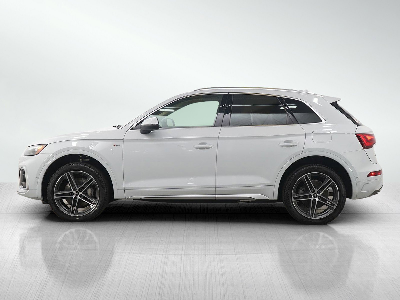 Used 2023 Audi Q5 e Prestige w/ Prestige Package image 2