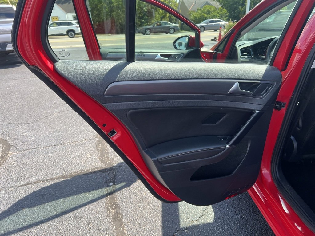 Used 2018 Volkswagen Golf SE image 16