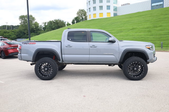 Used 2020 Toyota Tacoma TRD Off-Road w/ TRD Premium Off Road Package AWD/4WD image 4