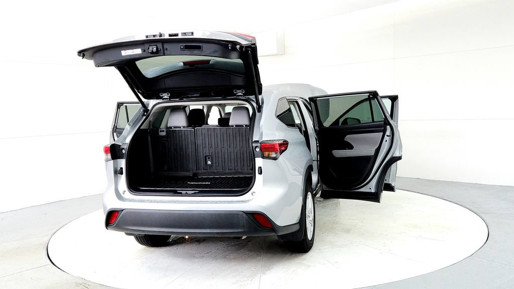 Used 2023 Toyota Highlander LE AWD/4WD image 11