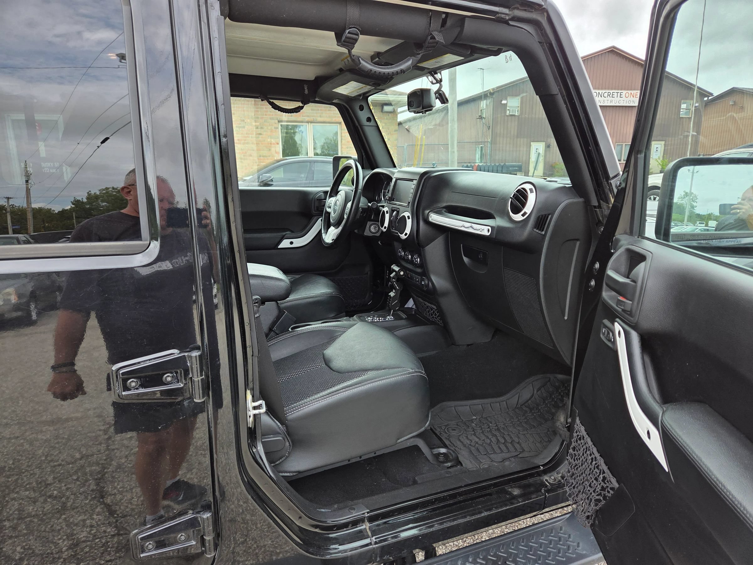 Used 2015 Jeep Wrangler Unlimited Sahara w/ Quick Order Package 24X AWD/4WD image 24