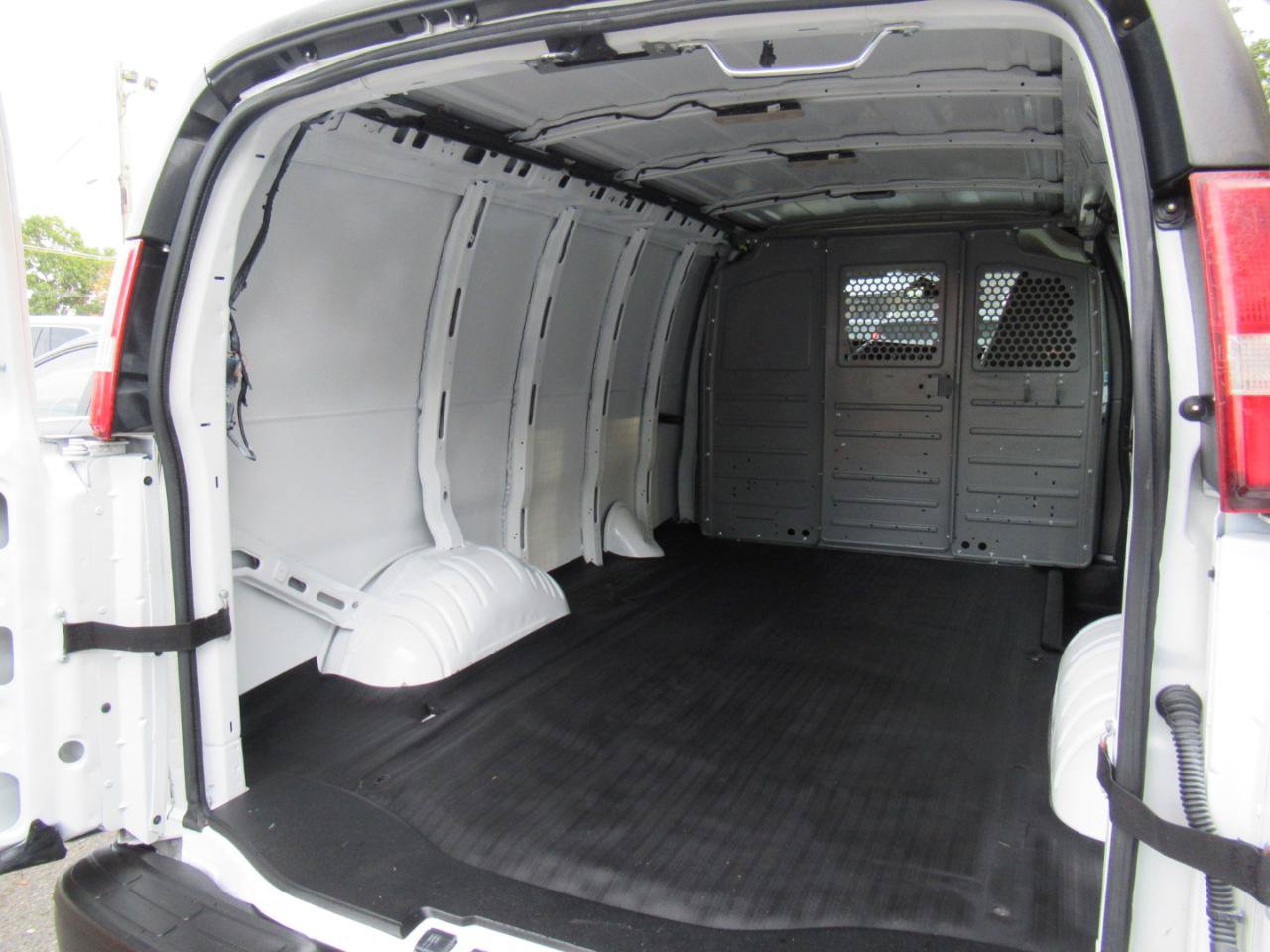 Used 2017 Chevrolet Express 2500 RWD image 17
