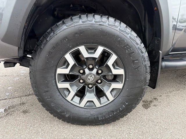 Used 2022 Toyota Tacoma TRD Off-Road AWD/4WD image 11