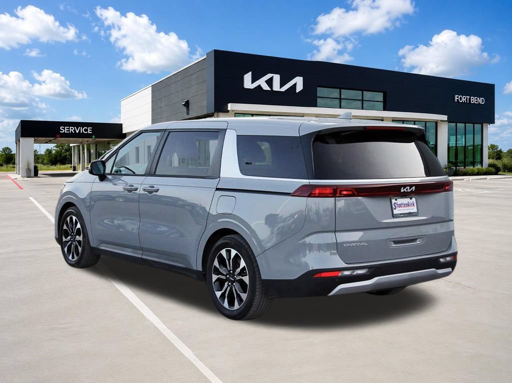 Used 2023 Kia Carnival EX FWD image 7