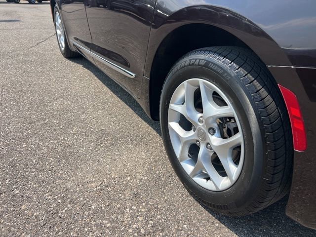 Used 2017 Chrysler Pacifica Touring-L w/ Tire & Wheel Group FWD image 24