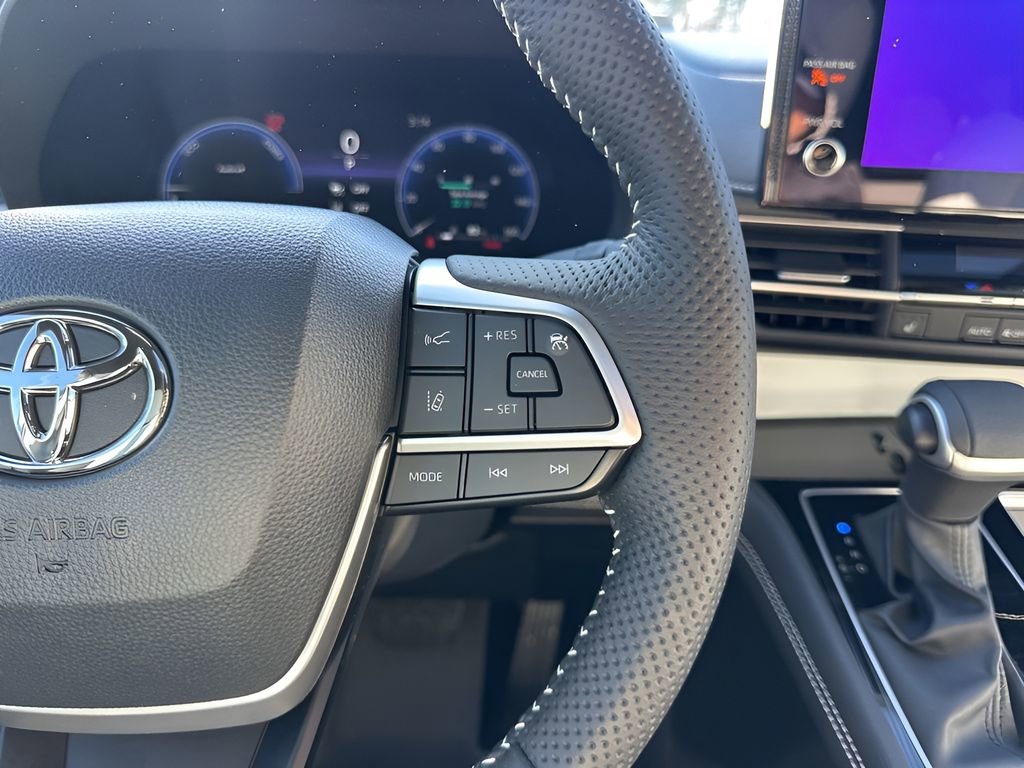 Used 2025 Toyota Sienna XSE AWD/4WD image 17