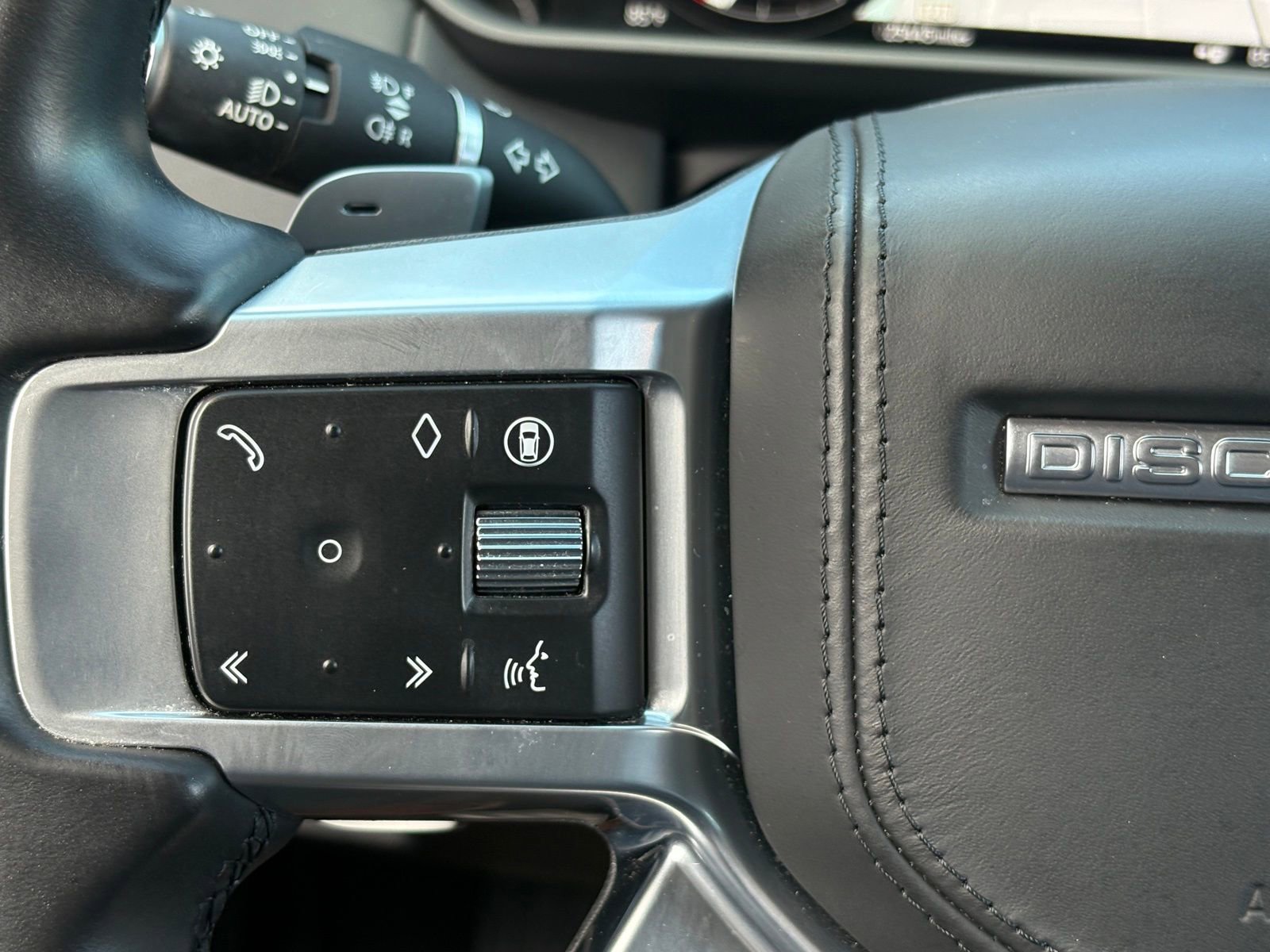 Used 2024 Land Rover Discovery Metropolitan Edition image 19