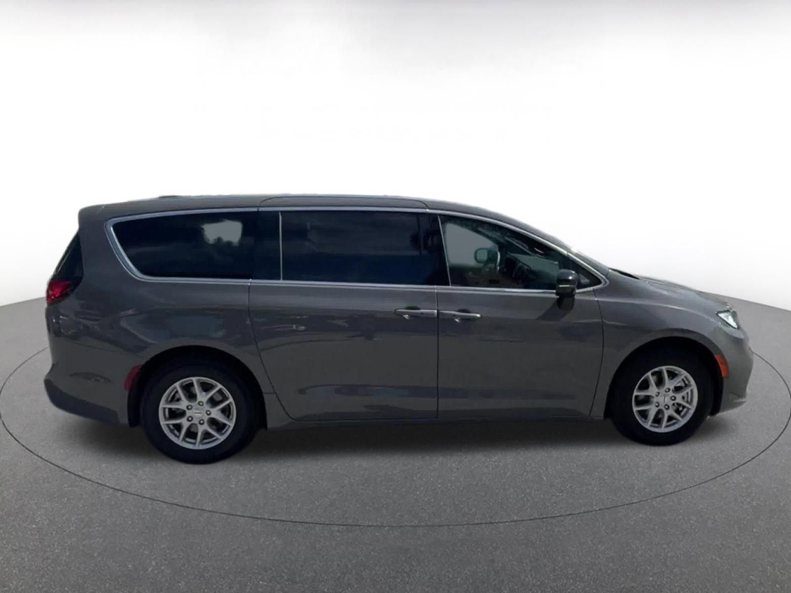 Used 2025 Chrysler Pacifica Select image 16