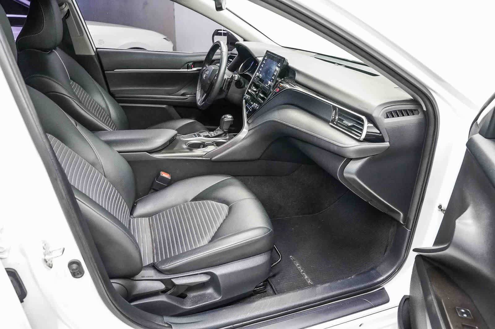 Used 2022 Toyota Camry SE w/ Convenience Package FWD image 16