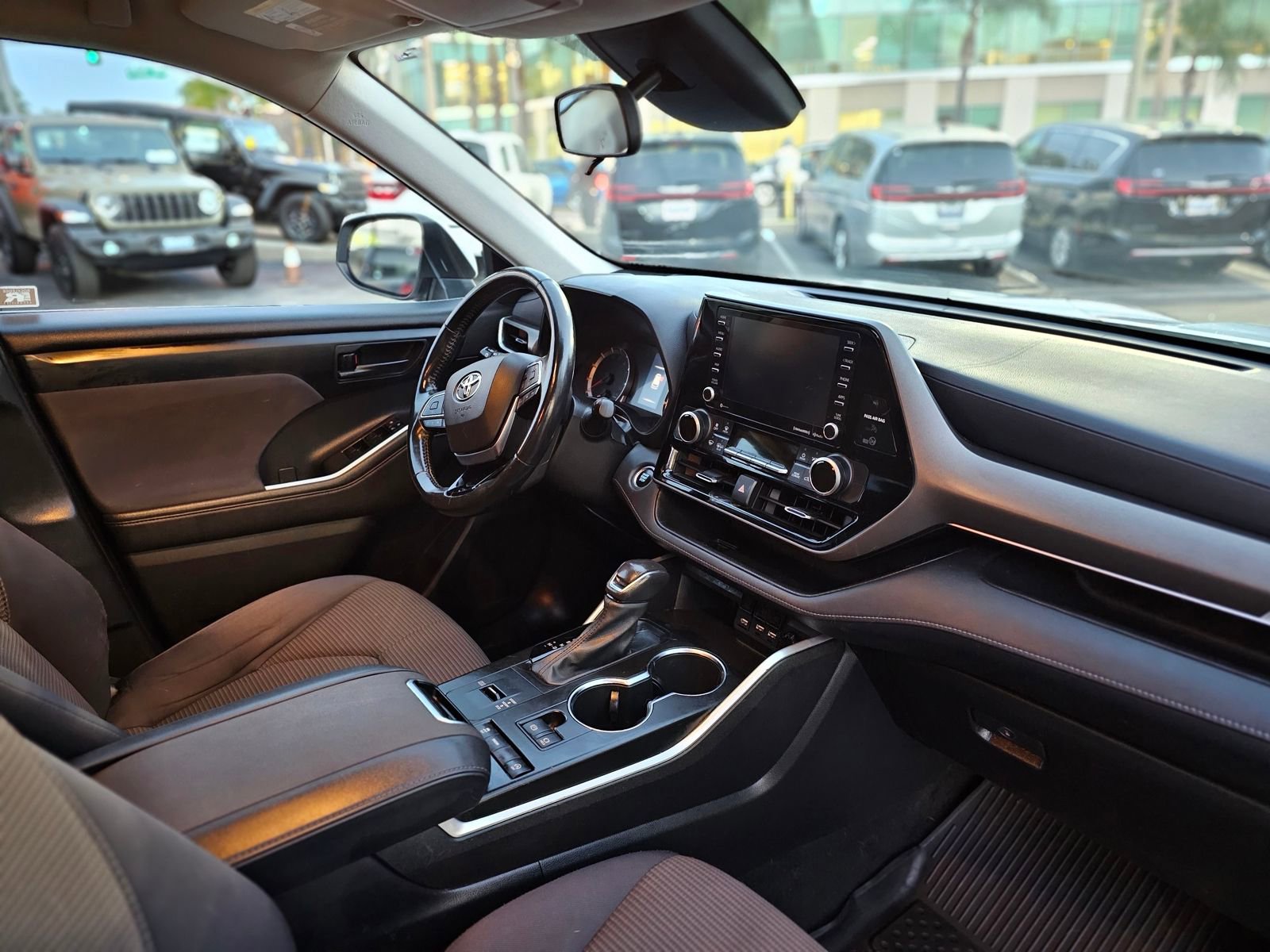 Used 2021 Toyota Highlander LE image 25