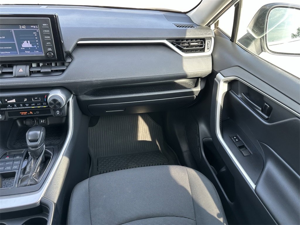 Used 2019 Toyota RAV4 LE image 14