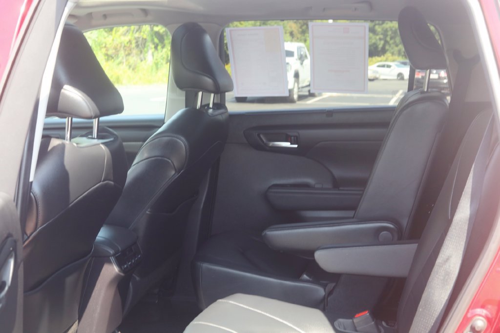 Used 2021 Toyota Highlander XLE AWD/4WD image 30