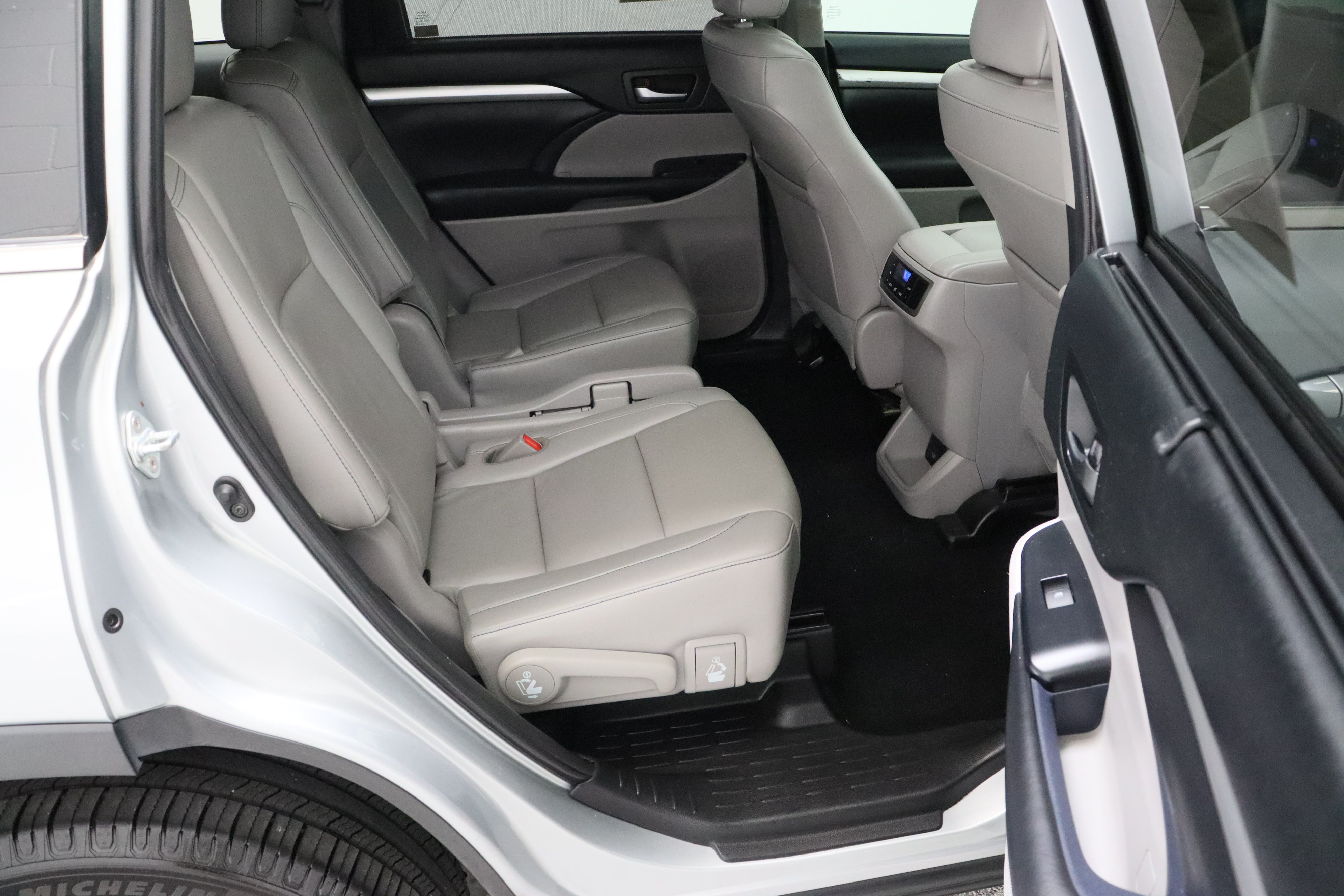 Used 2019 Toyota Highlander XLE FWD image 39